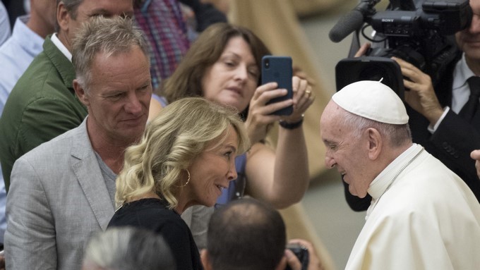El papa Francisco saludó a Sting y a Trudie Styler en el Vaticano
