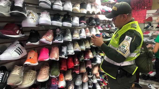 Esta semana 113 mil artículos fueron decomisados en el Valle de Aburrá. Un hombre fue capturado 1 Tenis de contrabando