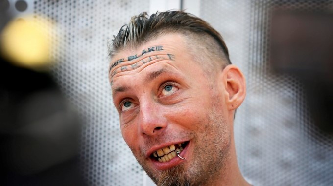 Tomek, el indigente de origen polaco cuyo caso saltó a la luz pública hace tres días tras conocerse que le habían tatuado un nombre en la frente a cambio de 100 euros, reaparece hoy en Benidorm (Alicante), después de un par de semanas sin ser localizado, para denunciar los hechos ante la Policía. EFE