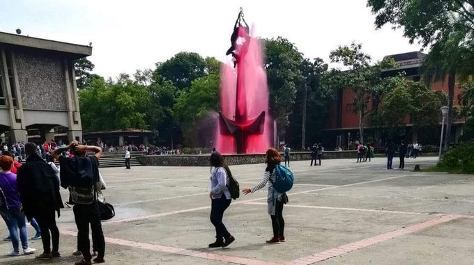 FOTOS Y VIDEO: Durante protesta en la UdeA tiñeron de rojo la fuente, “como acto simbólico”