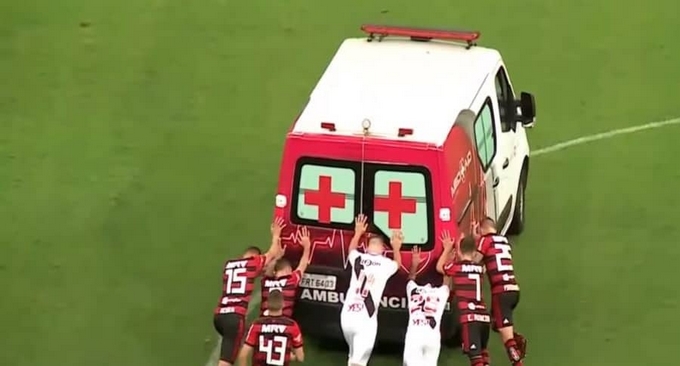 Ambulancia se baro mitad cancha