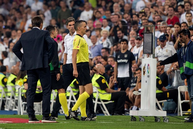 La Liga de Campeones también hará uso del VAR 2 Arbitro hace uso del VAR Copiar