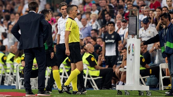Arbitro hace uso del VAR Copiar1