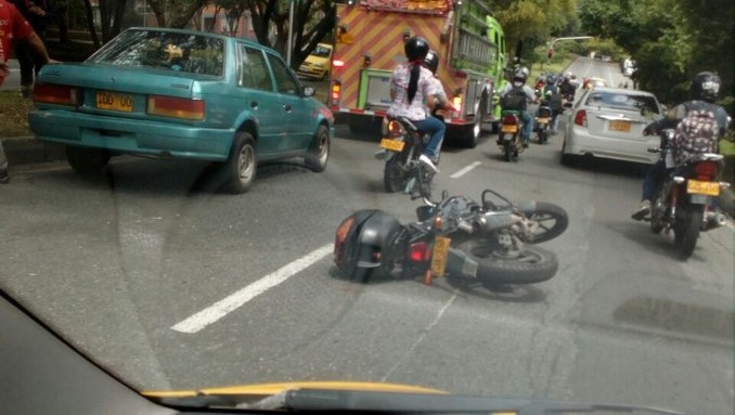 Accidente en Robledo dejó un motociclista lesionado