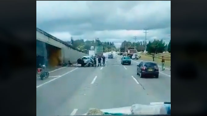 Vídeo.- Se perdió al menos una vida tras impresionante choque contra un puente de retorno