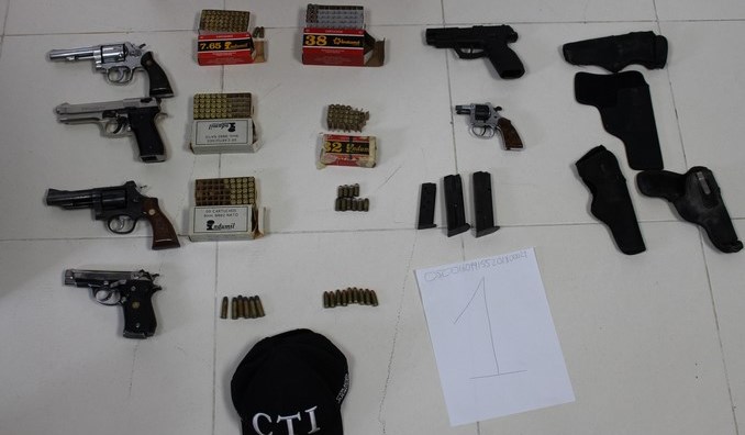 Descubren caleta con armas de 'Las Convivir' en parqueadero del sector de Villanueva