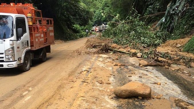 Habilitan un carril de la autopista Medellín - Bogotá, afectada por derrumbes