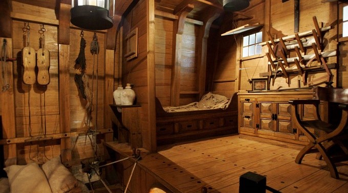 Reproducción de la cámara de Cristóbal Colón en la carabela "La Niña" en una exposición sobre el descubrimiento de América. EFE/Archivo