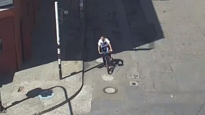 La captura de un hombre que se robó una bicicleta en el centro. Vea el recorrido a través de cámaras de videovigilancia