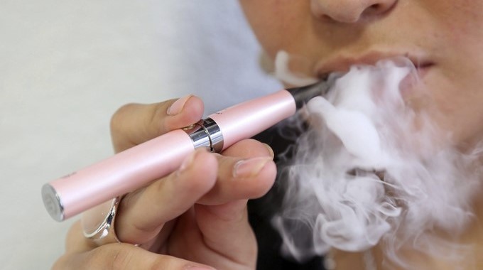 Una mujer fuma un cigarrillo electrónico EFE/Sebastien Nogier