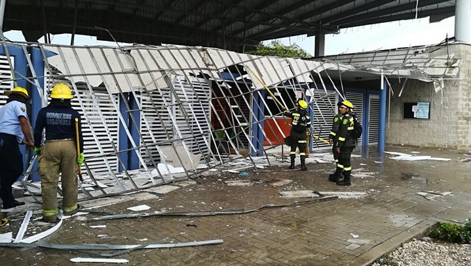 Se cayó parte del techo del colegio Pies Descalzos en Barranquilla. Un menor resultó levemente lesionado
