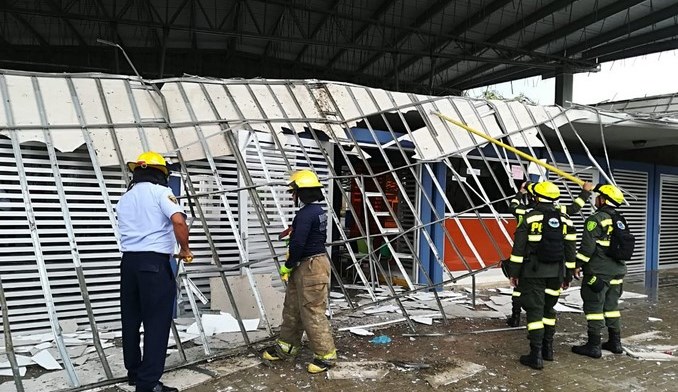 Se cayó parte del techo del colegio Pies Descalzos en Barranquilla. Un menor resultó levemente lesionado