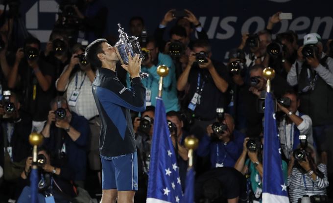 FOTOS: Djokovic vence a un buen Del Potro en la primera final bajo techo 4 djokovic camp3