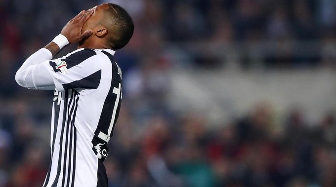 No le salió barato el escupitajo a Douglas Costa 2 douglas costa Copiar
