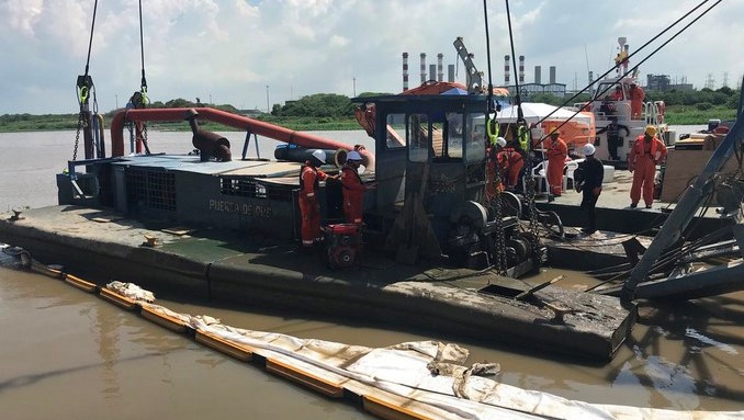 Con éxito fue rescatada la draga Puerta de Oro que se había hundido en el río Magdalena
