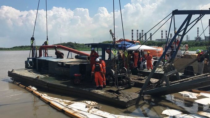 Con éxito fue rescatada la draga Puerta de Oro que se había hundido en el río Magdalena