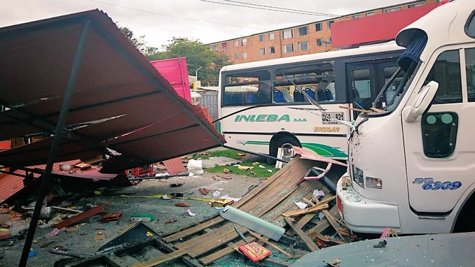 Explosión cerca a estación de servicio en Bogotá. Varias viviendas resultaron afectadas