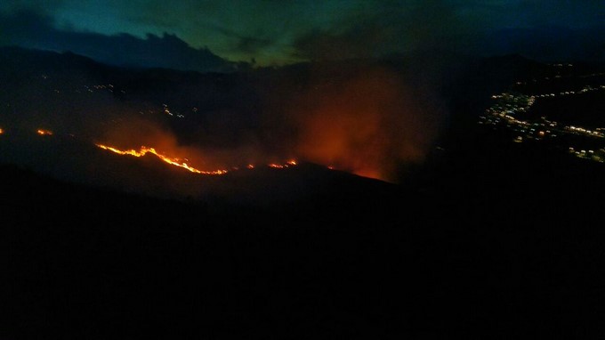 Siguen las labores para controlar incendio en el cerro Cristo Rey de Cali