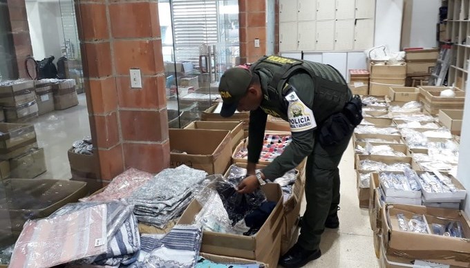 En locales comerciales de Medellín y Bello las autoridades incautaron $90 millones en mercancía de contrabando