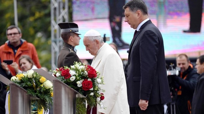 El papa subraya que ni el régimen nazi ni el soviético apagaron la fe de los letones