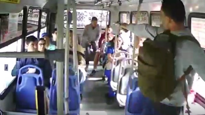 EN VIDEO: Indignante robo a mano armada se registró en un Circular 1 robo a mano armada circular medellin