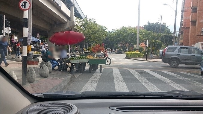 Denuncian que vendedores informales obstaculizarían el paso de vehículos y peatones en Santa Lucía