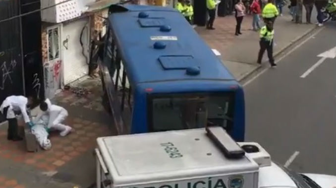 VIDEO: Bus perdió los frenos, atropelló motociclista y colisionó contra una vivienda