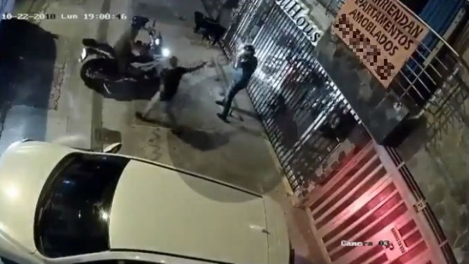 VIDEO: Así le robaron una moto BMW a un ciudadano en Simón Bolívar