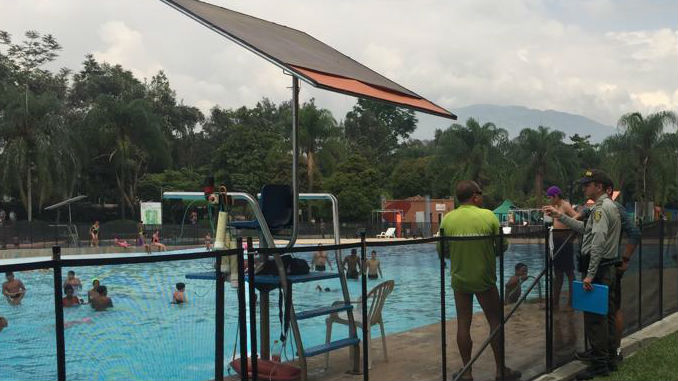 Policia_piscina_2