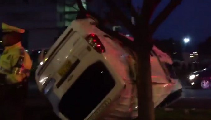 Camioneta con ataúdes se accidentó. Su conductor resultó herido – VIDEO