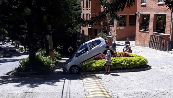 Habitantes de una unidad residencial en El Poblado, Medellín, alertaron que un vehículo amaneció en el antejardín