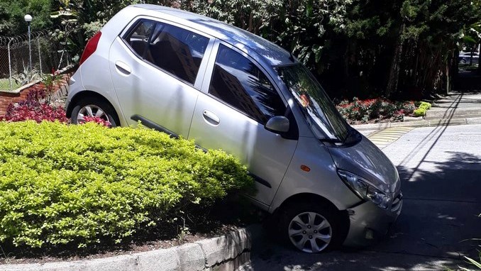 Habitantes de una unidad residencial en El Poblado, Medellín, alertaron que un vehículo amaneció en el antejardín