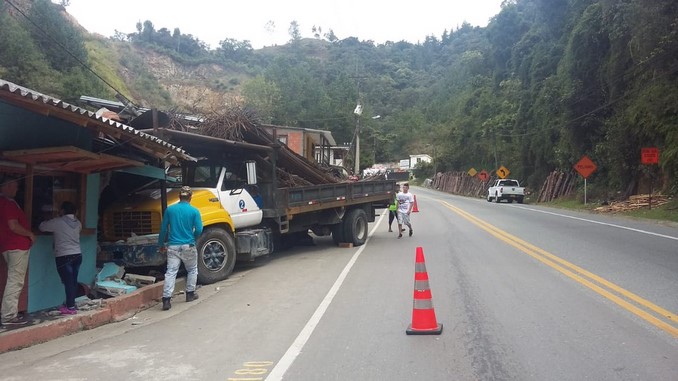 Vehículo de carga al parecer perdió los frenos y se estrelló contra una casa en la vía Las Palmas - El Retiro