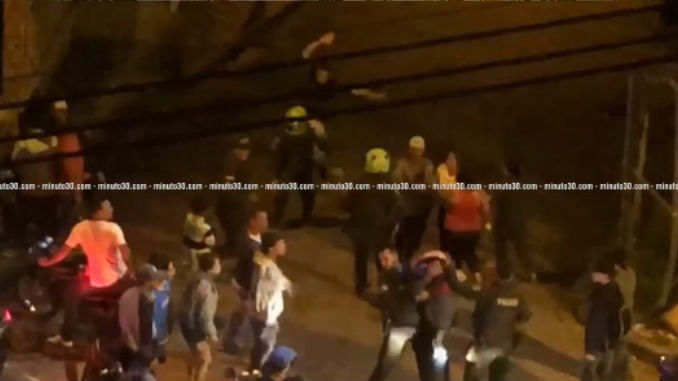 VIDEO: Intento de asonada contra policías en Manrique en medio de procedimiento