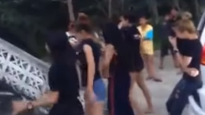 VIDEO: Un grupo de jóvenes bailan en el funeral de una amiga para que esta ‘vaya al cielo’