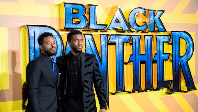 En la imagen, el actor estadounidense Chadwick Boseman (d) posa junto al director estadounidense Ryan Coogler (i) de "Black Panther". EFE/Archivo