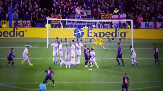 Vídeo. Gol cantado por debajo de la barrera, pero Brozovic lo impidió