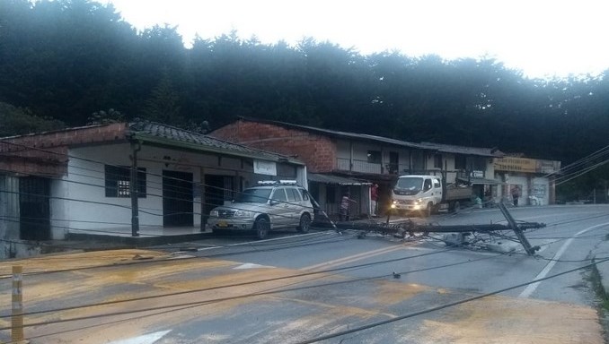 Caída de postes de energía mantienen bloqueada la vía hacia El Retiro, Antioquia, en la glorieta Las Palmas – Don Diego