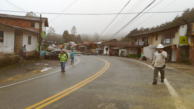 Caída de postes de energía mantienen bloqueada la vía hacia El Retiro, Antioquia, en la glorieta Las Palmas – Don Diego