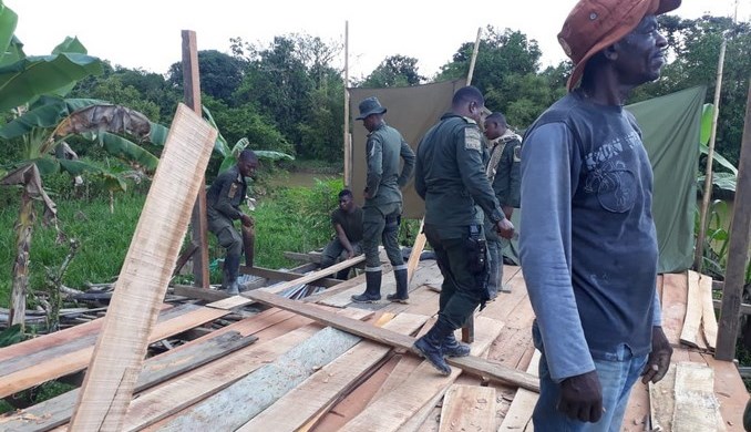 Policías construyeron una vivienda a familia vulnerable en Quibdó, Chocó
