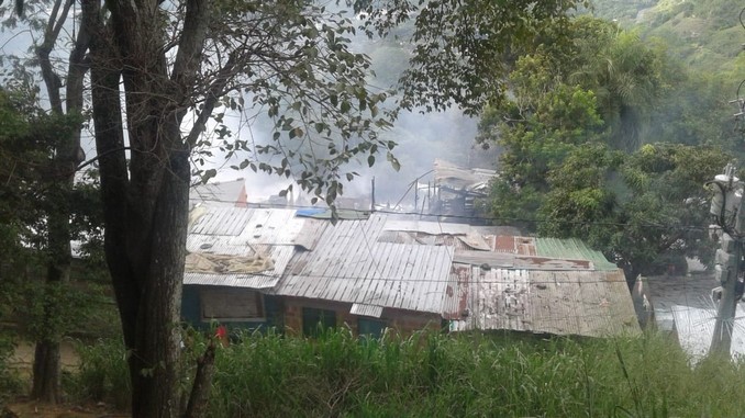 Grave incendio en barrio de invasión en Bucaramanga. Al menos 30 viviendas fueron consumidas