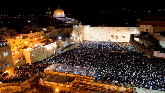 Miles de israelíes participan en la ceremonia del perdón, antes de la celebración del Yom Kippur en Jerusalén (Israel). EFE/Archivo