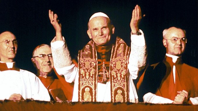 El cardenal polaco Juan Pablo II saludaba a los fieles desde el balcón de la Basílica de San Pedro, tras ser elegido papa. Era el 16 de octubre de 1978. EFE/Archivo