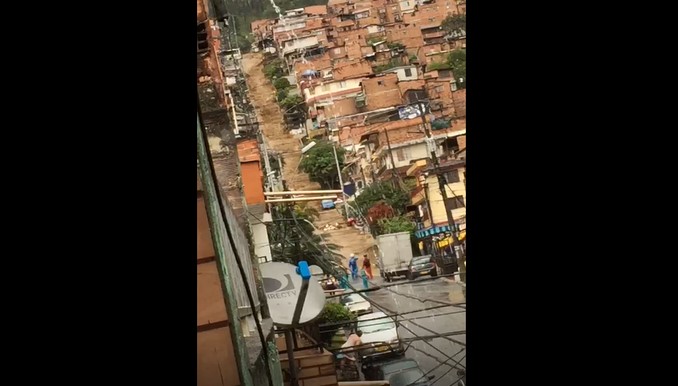 El fuerte aguacero formó un 'río' por las calles de Manrique en Medellín