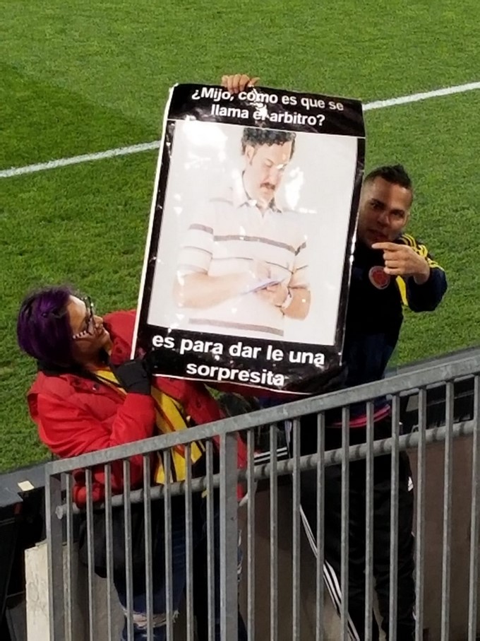 EN FOTO: En pleno amistoso contra Costa Rica hinchas de la tricolor sacaron el polemico meme de Pablo Escobar 3 polemico meme