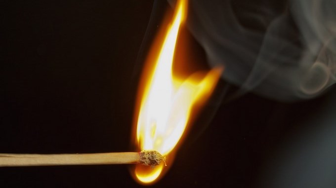 Luego de discutir con su novia, prendió fuego en un inquilinato