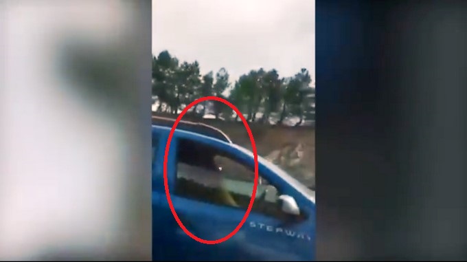 VIDEO: Mientras conducía tenía relaciones sexuales