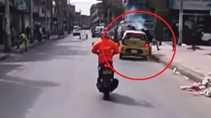 VIDEO: Un taxista tumbó agresivamente a ciclista luego de una discusión