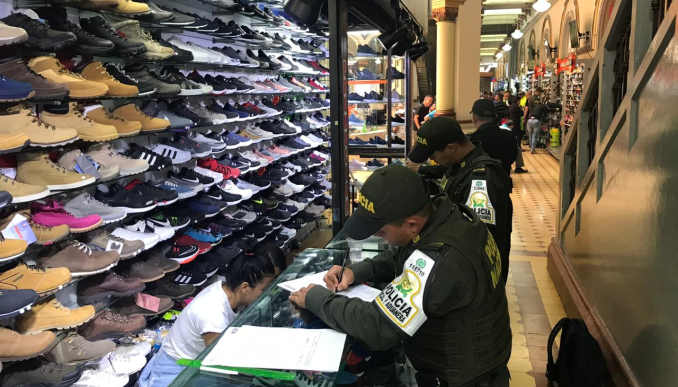 En centro comercial de Medellín las autoridades decomisaron más de $346 millones en mercancía de contrabando