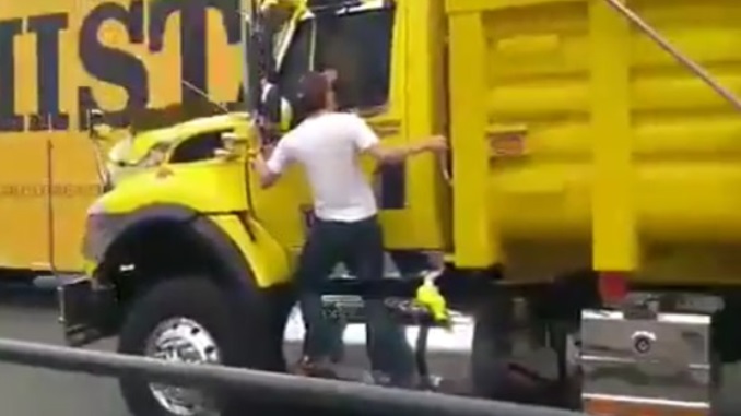 VIDEO: Con cuchillo en mano y cegado por la ira terminó dando un paseo en volqueta